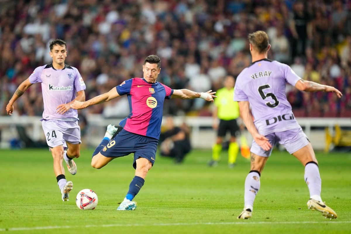 Lewandowski sút bóng trong trận Barca 2-1 Bilbao tối 24/8. Ảnh: NurPhoto