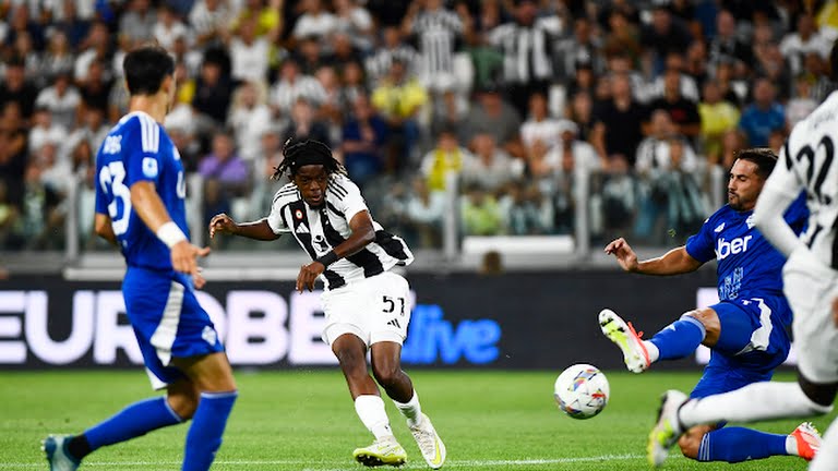 Mbangula (số 51) dứt điểm về phía khung thành Como, mở tỷ số cho Juventus. Ảnh: Reuters.